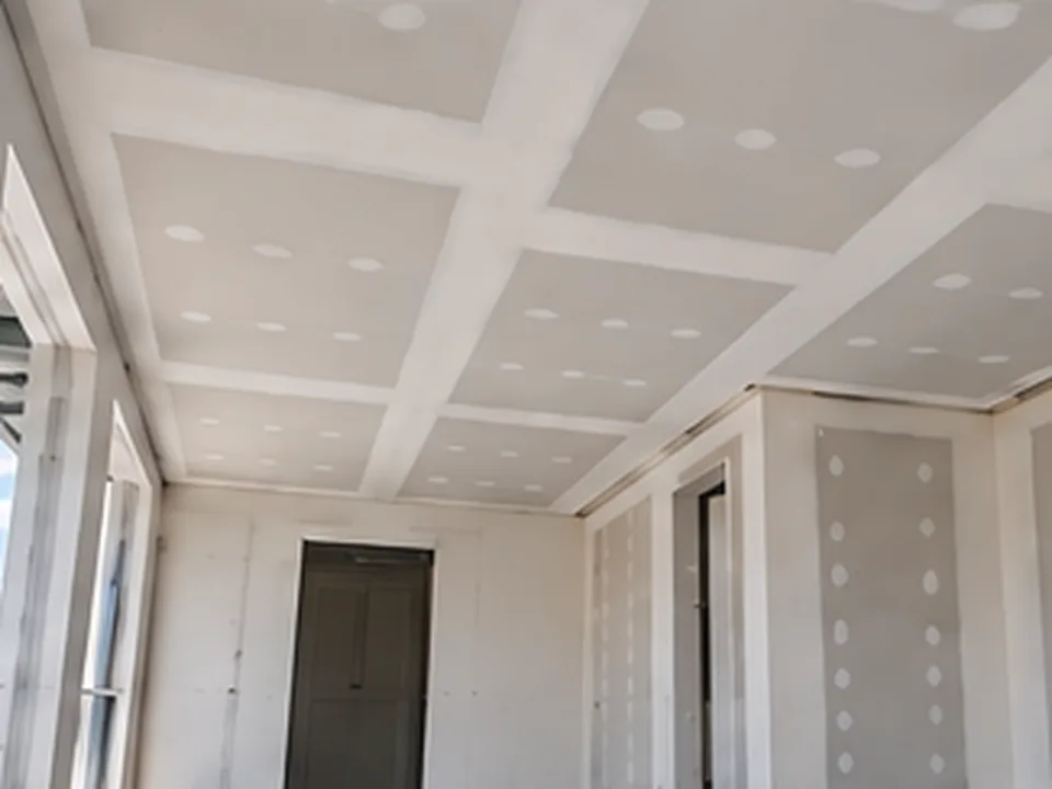 Ambiente interno com forro e paredes de drywall em execução